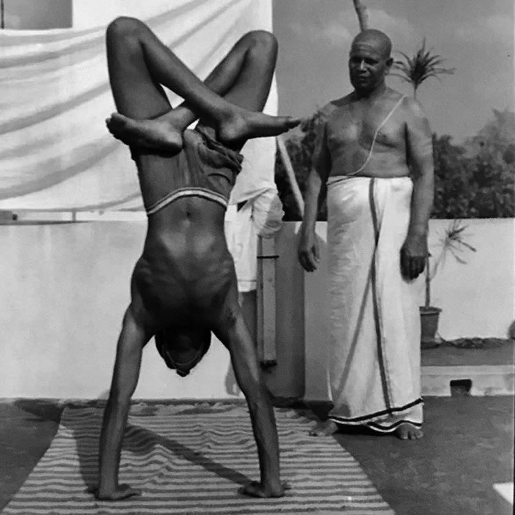 Ashtanga jóga gyakorlása Guruji vezetésével, Sharath Jois demonstrálásával