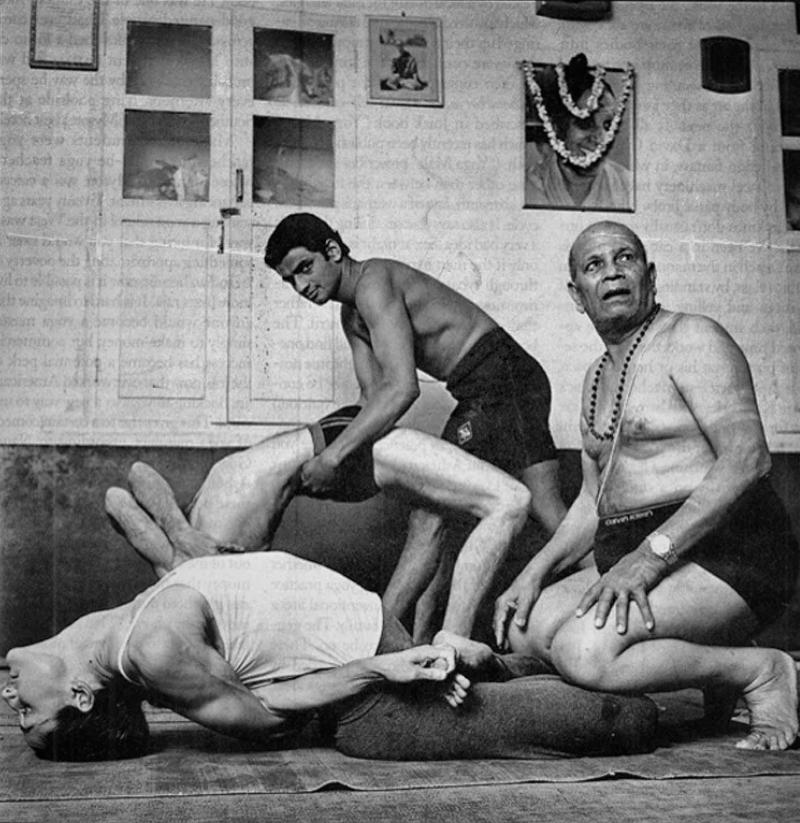 Astanga jóga oktatás a hagyományos, Mysore módszer szerint Indiában, Mysore városában