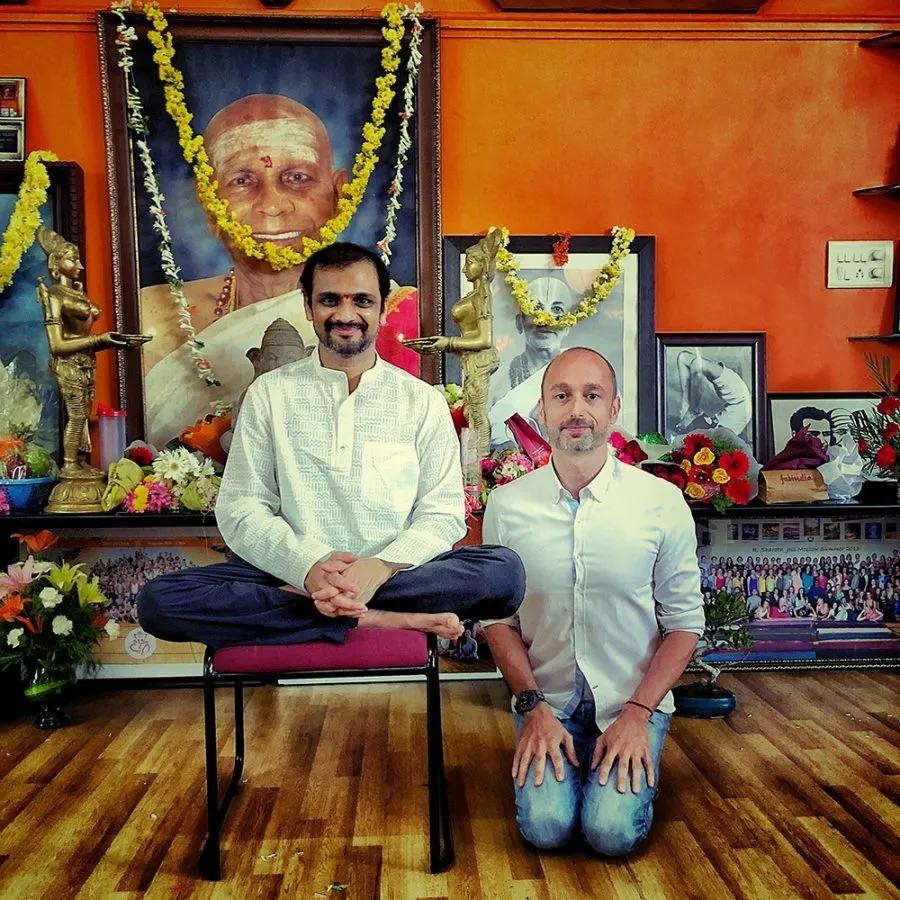 Paramaguru Sharath Jois és Szalai István a KPJAYI-ban