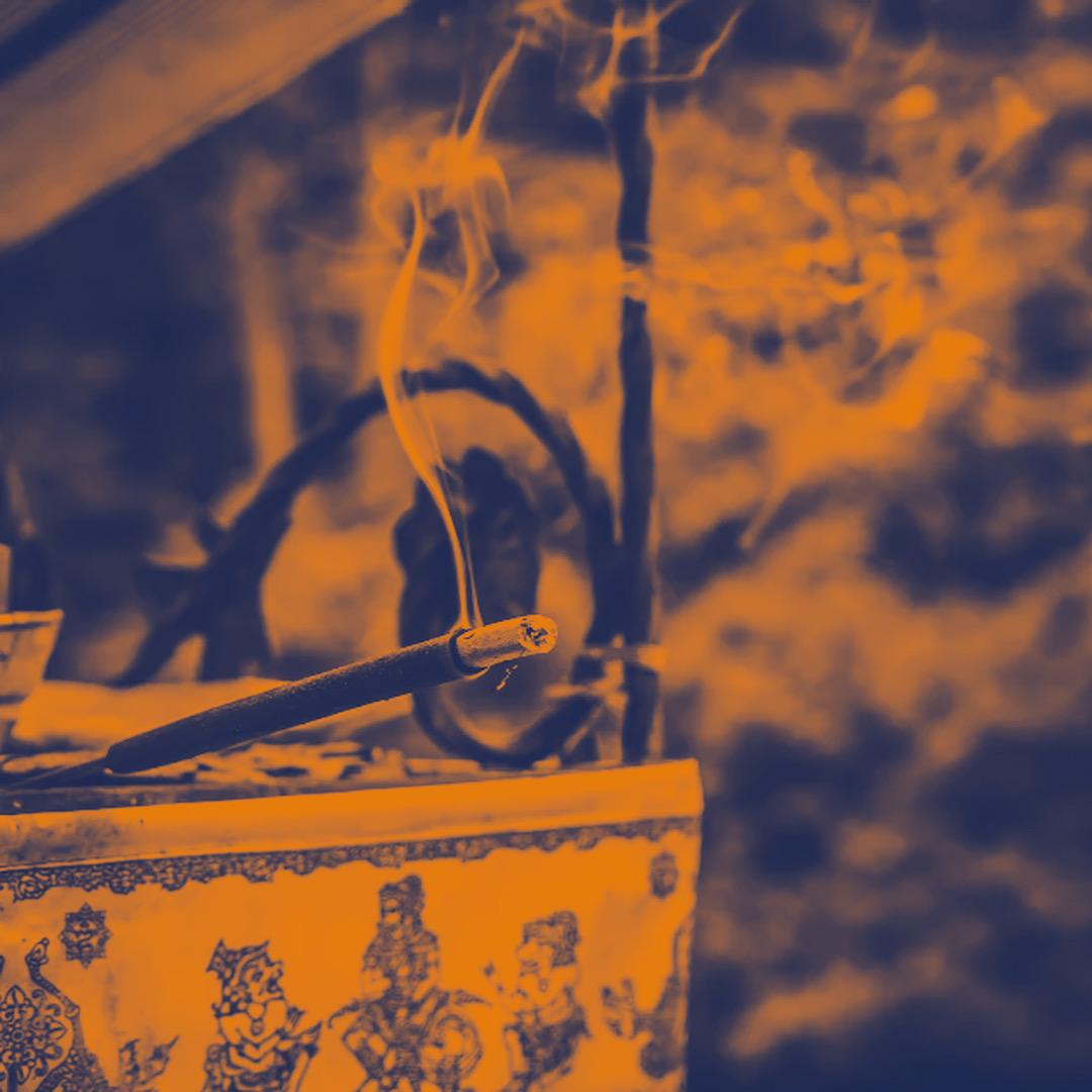 Gomolygó, illatos életöröm: pillanatok a jógateremből